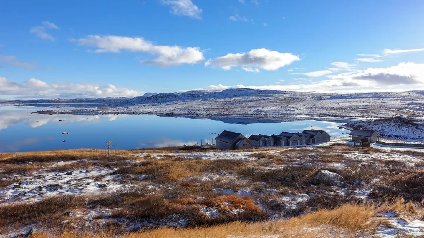 Houses along the water in Halne, Hardangervidda