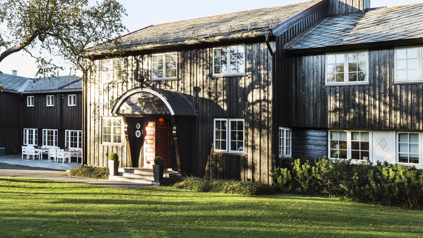 The exterior of Lysebu in summer