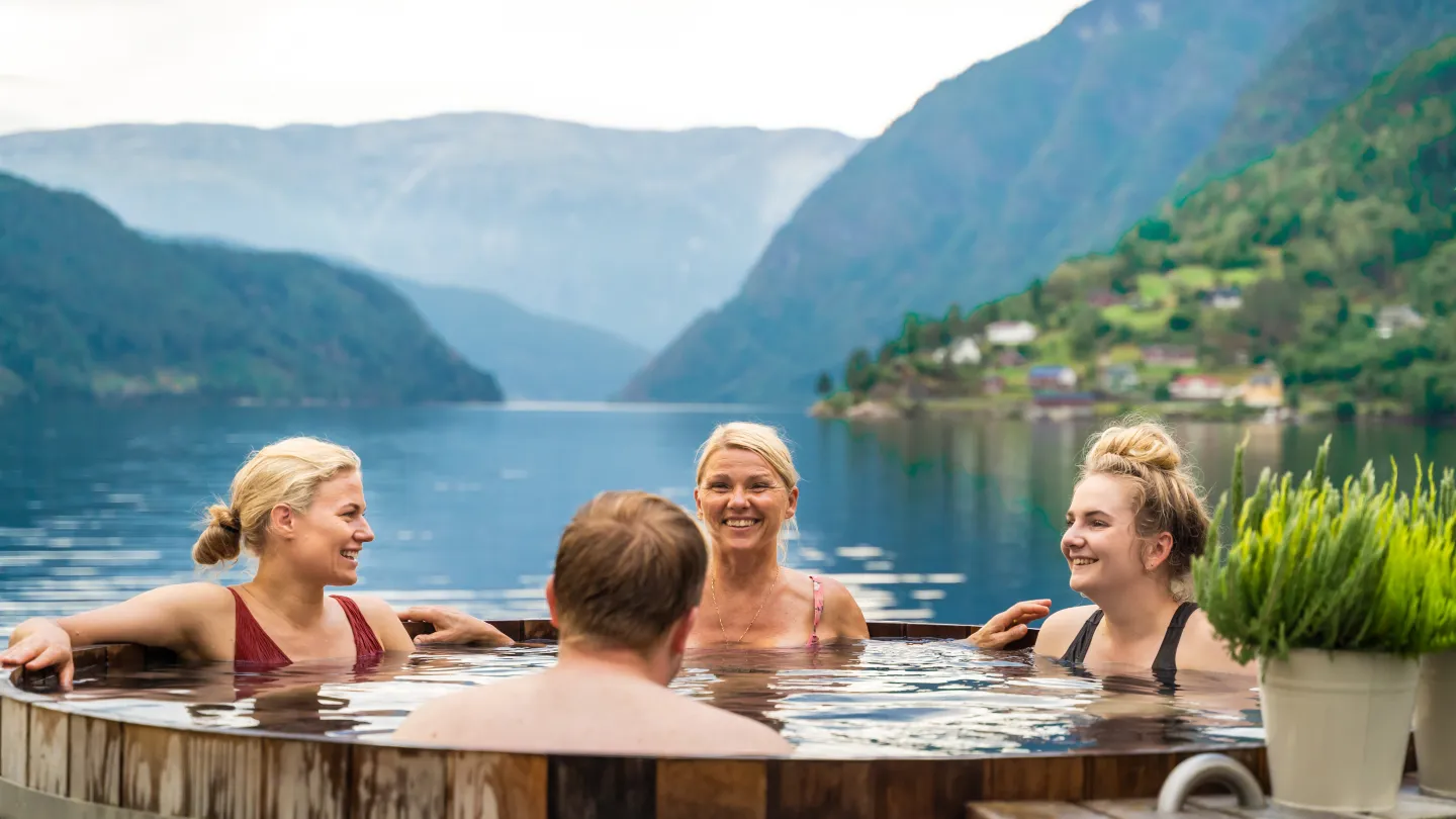 Women in jacuzzi at Brakanes Hotel