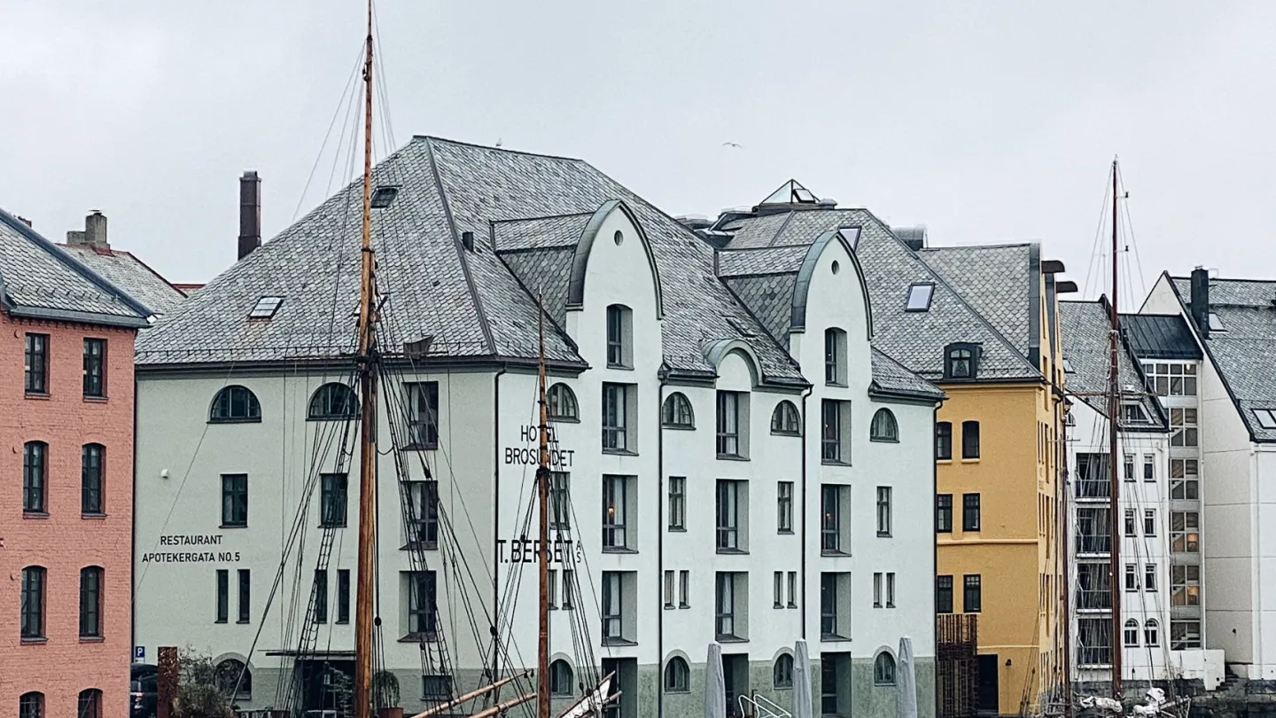 Facade of Hotel Brosundet