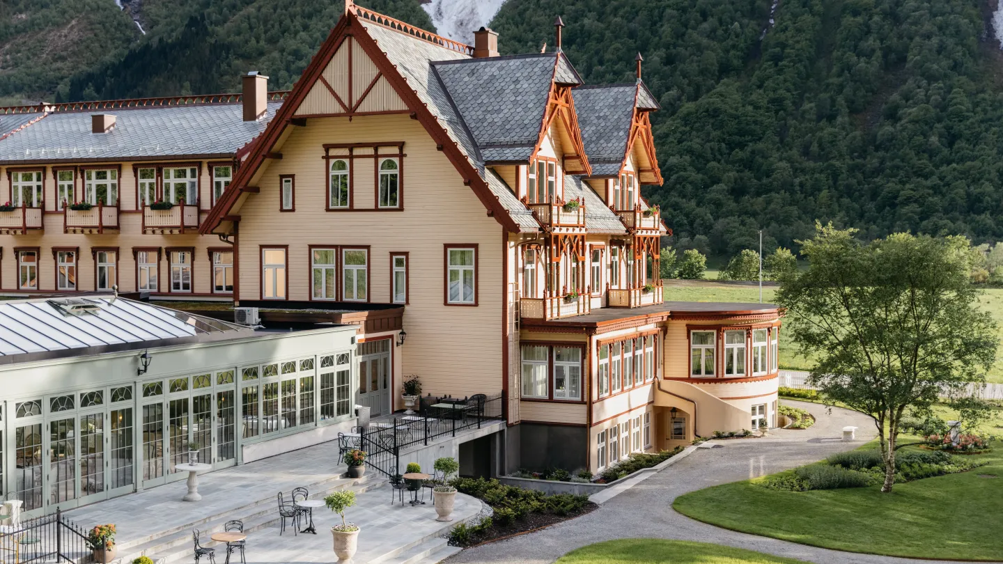 The exterior of Hotel Union Øye bathing in sun
