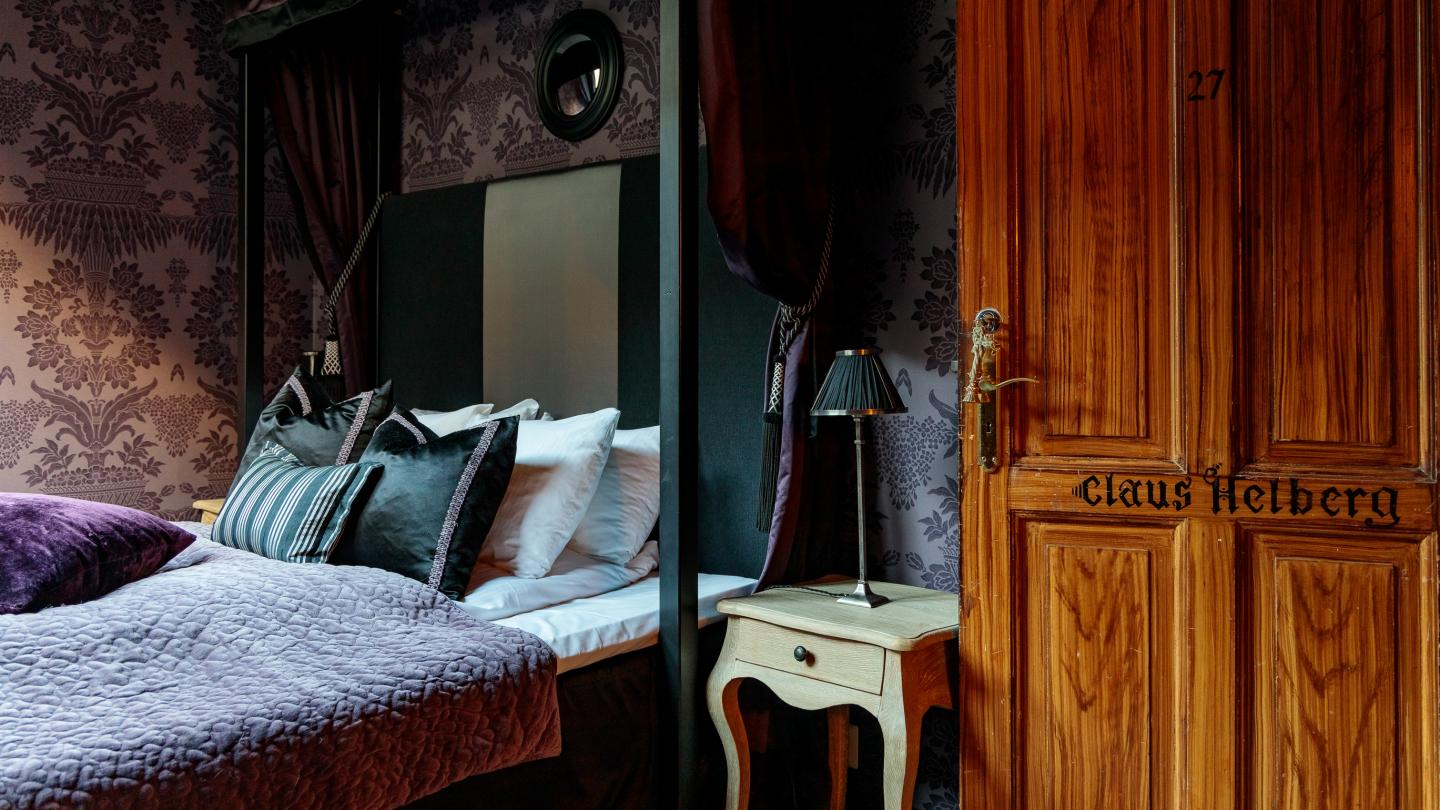 A dimly lit bedroom at Hotel Union Øye