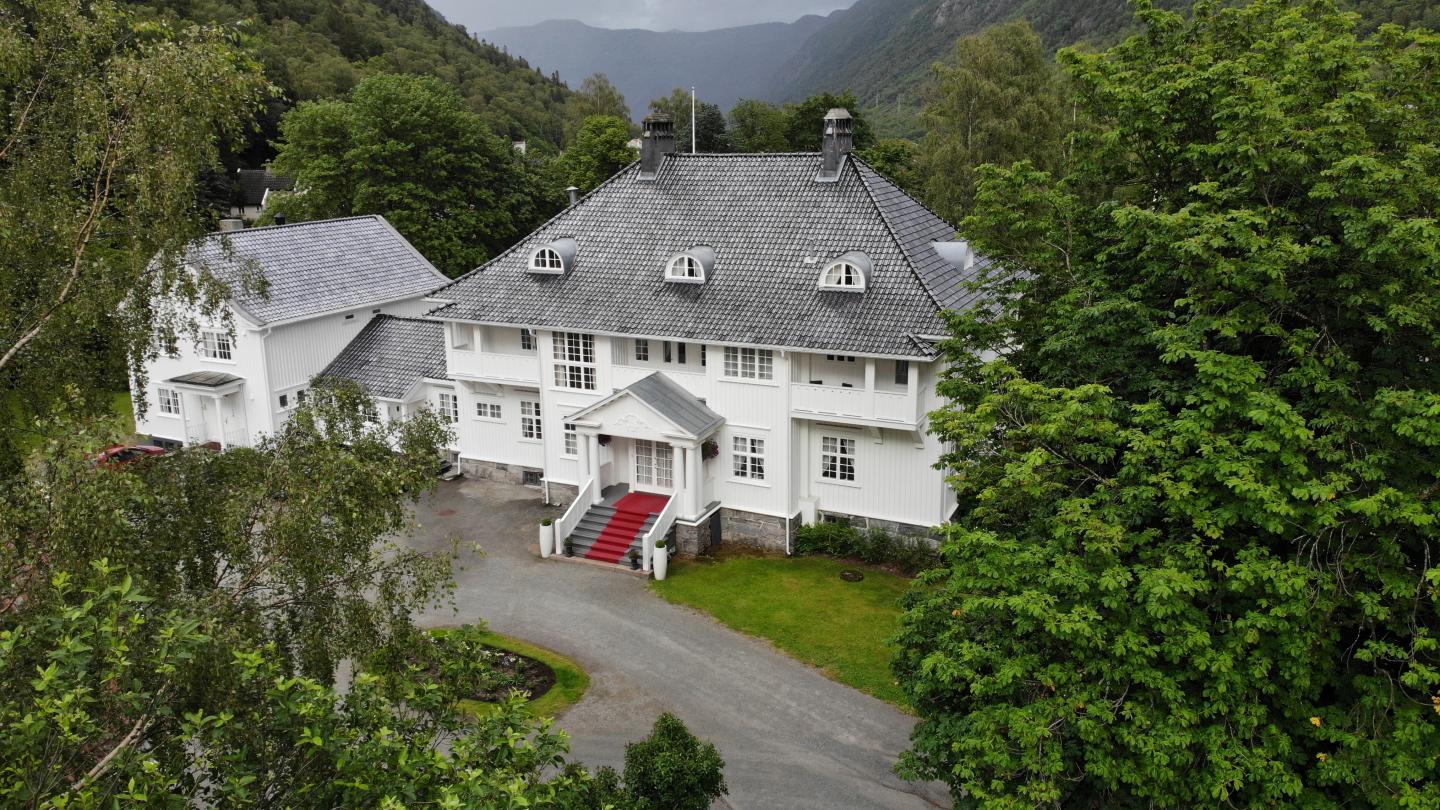 The exterior of Rjukan Admini Hotel in cloudy weather