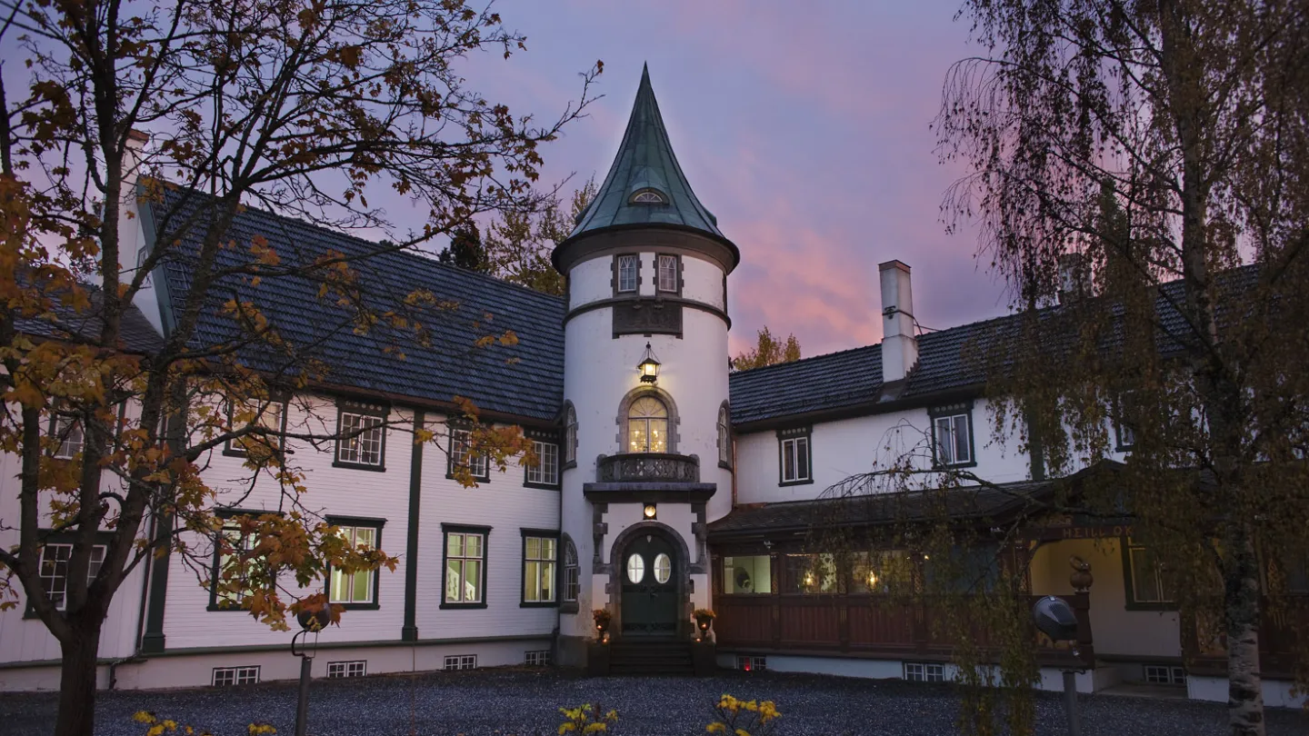 The exterior of Bårdshaug Herregård in the evening