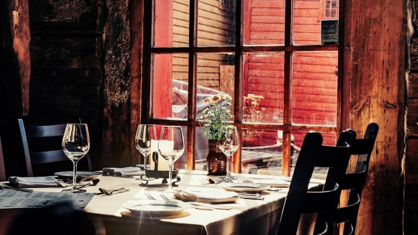 A table set by the window at the restaurant Bryggen Tracteursted