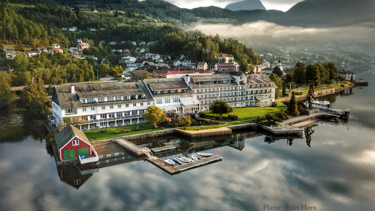 A drone image of Brakanes Hotel