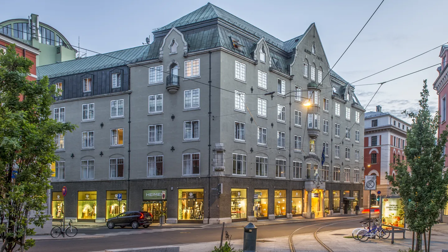 The exterior of Hotel Bondeheimen in dusk