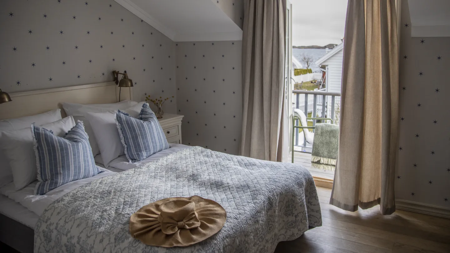 A bedroom at Nevlunghavn Gjestgiveri