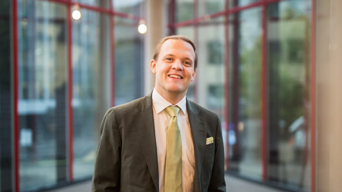 A portrait of artist Frode Skag Storheim