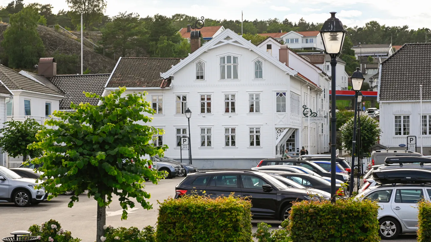 The exterior of Lillesand Hotel Norge