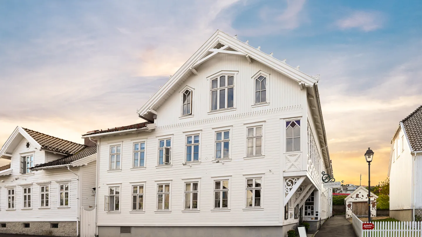 The exterior of Lillesand Hotel Norge