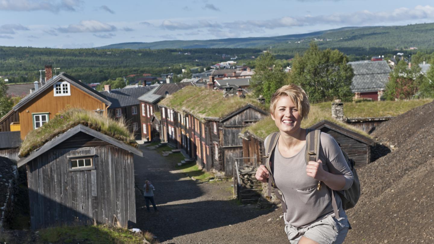 A woman walking above the streets of Røros