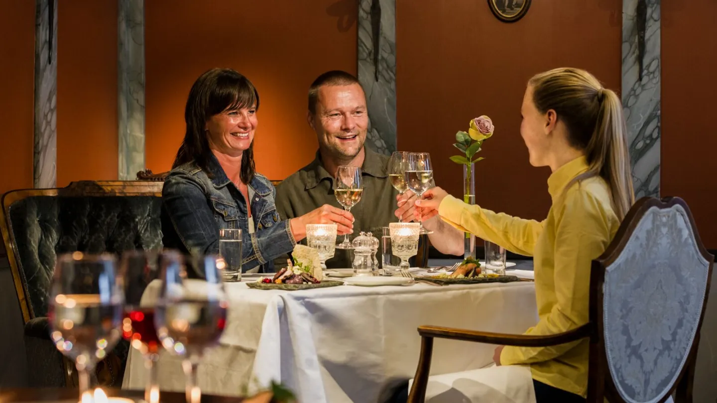 People enjoing a meal at Vertshuset Røros