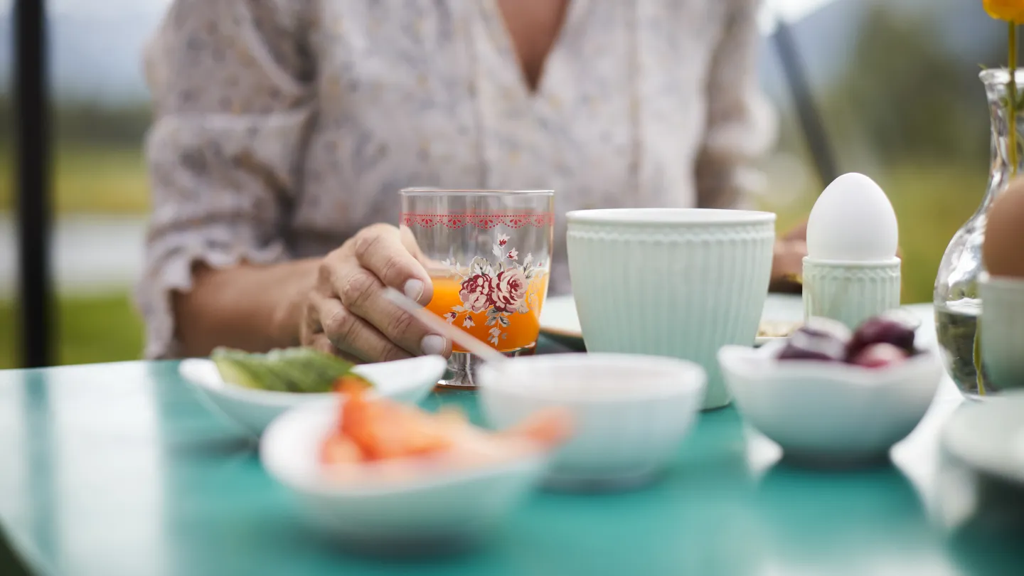 A person enjoying breakfast at Flatheim